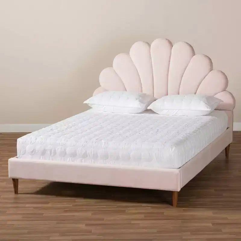 Lit plateforme en forme de coquille Queen Odille Velours rose pâle/noyer - Baxton Studio : Meubles de chambre glamour, capitonné en canaux