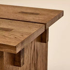 Tabouret ou repose-pieds en bois – Chêne vieilli – Hearth & Hand™ with Magnolia : Accent Campagne, Cadre en Hévéa, Hauteur 18 po