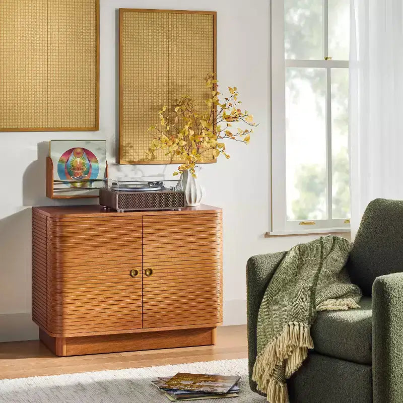 Meuble de rangement décoratif à rainures Mid-Century - Hearth & Hand™ avec Magnolia