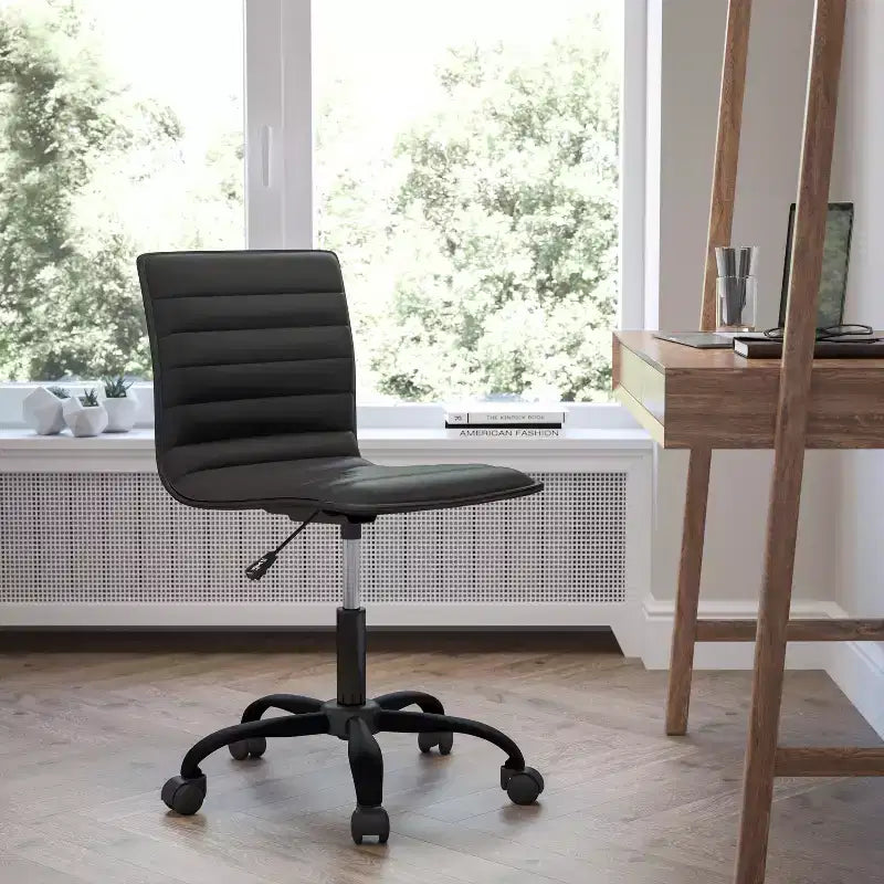 Chaise de bureau pivotante sans accoudoirs Emma et Oliver à dossier bas et dossier côtelé