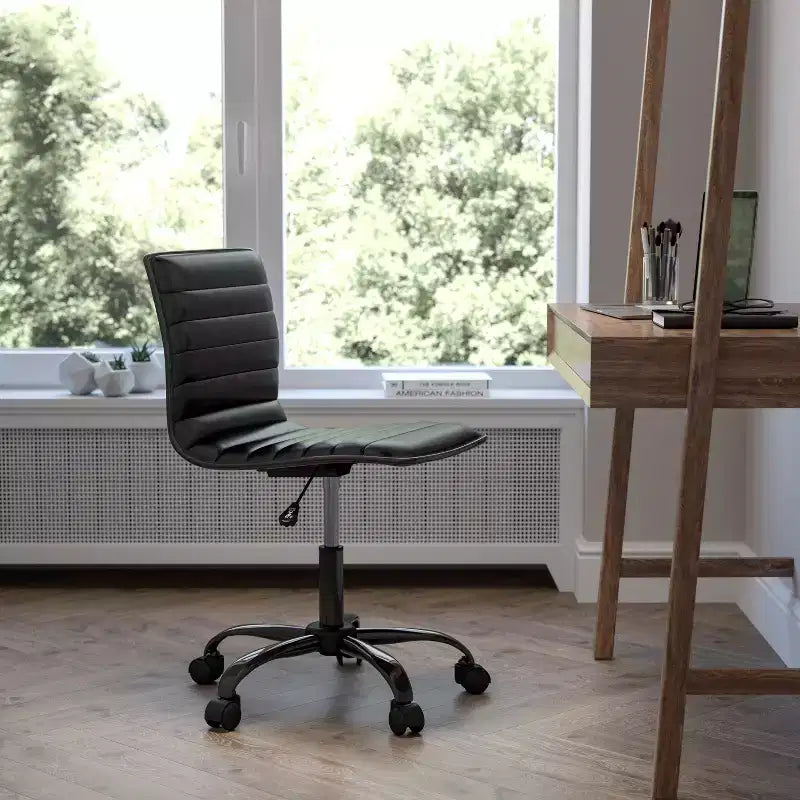Chaise de bureau pivotante sans accoudoirs Emma et Oliver à dossier bas et dossier côtelé