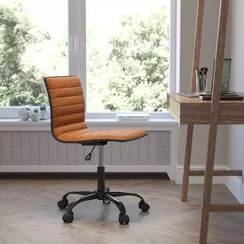 Chaise de bureau pivotante sans accoudoirs Emma et Oliver à dossier bas et dossier côtelé