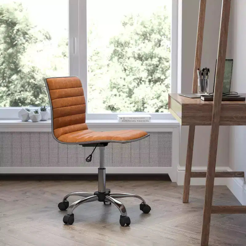 Chaise de bureau pivotante sans accoudoirs Emma et Oliver à dossier bas et dossier côtelé