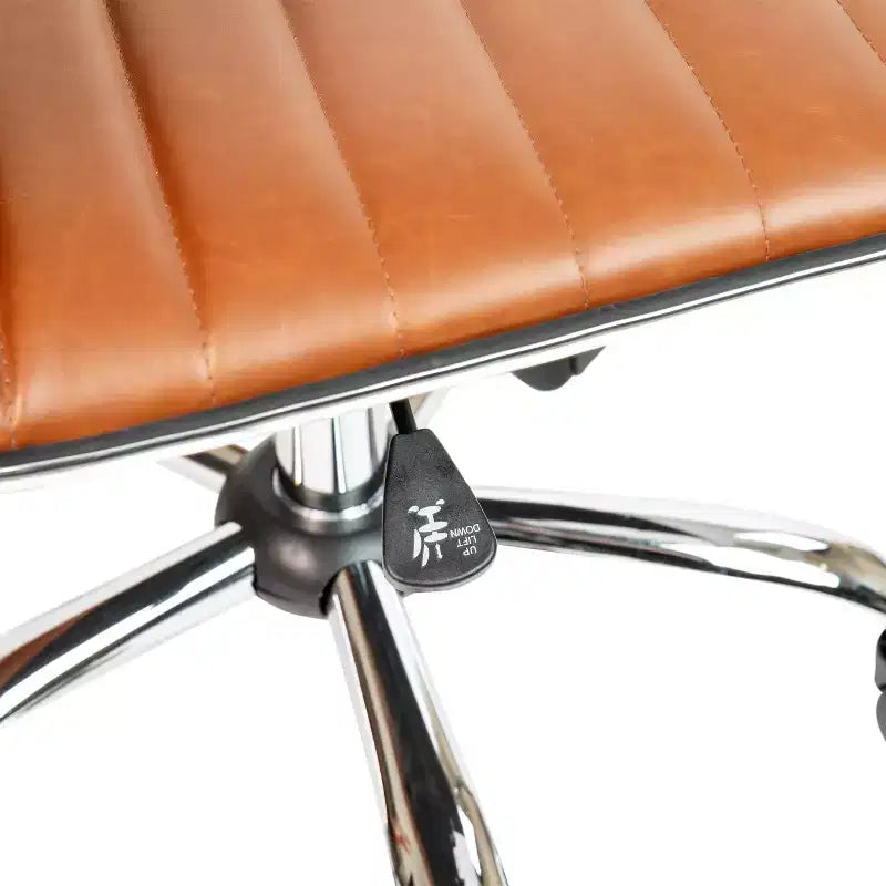 Chaise de bureau pivotante sans accoudoirs Emma et Oliver à dossier bas et dossier côtelé