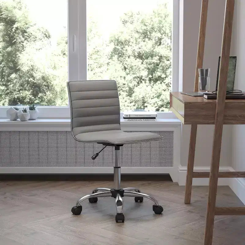Chaise de bureau pivotante sans accoudoirs Emma et Oliver à dossier bas et dossier côtelé