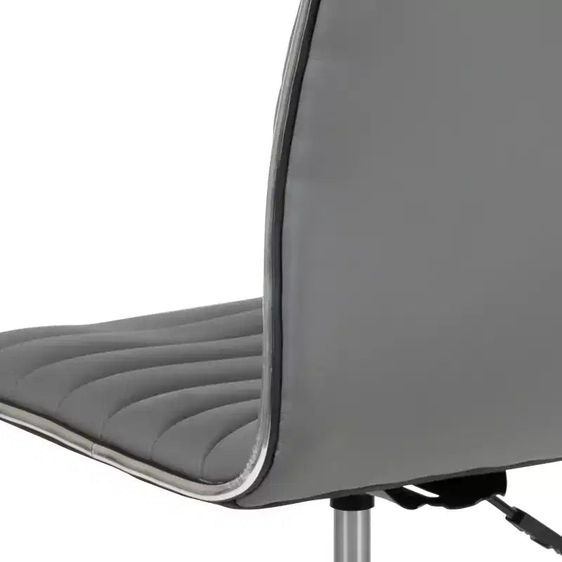 Chaise de bureau pivotante sans accoudoirs Emma et Oliver à dossier bas et dossier côtelé
