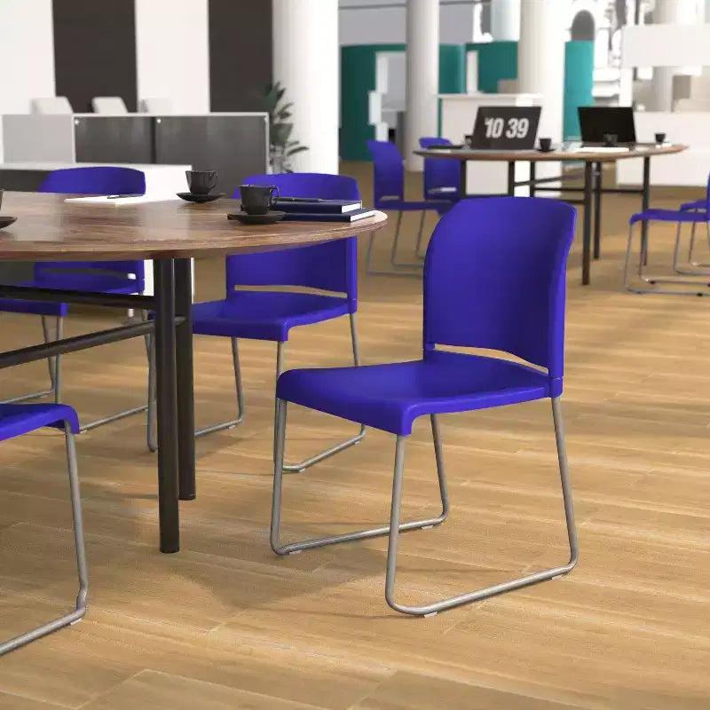 Chaise d'appoint Emma et Oliver Home and Office, dossier plein, base luge profilée et empilable