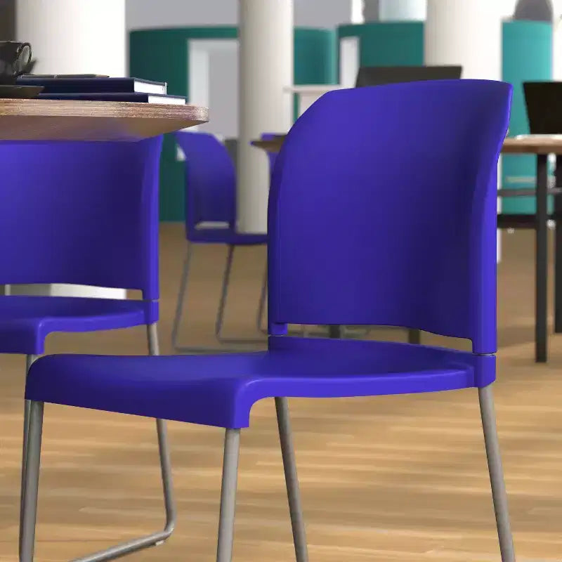 Chaise d'appoint Emma et Oliver Home and Office, dossier plein, base luge profilée et empilable