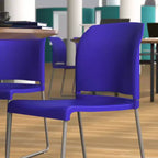 Chaise d'appoint Emma et Oliver Home and Office, dossier plein, base luge profilée et empilable