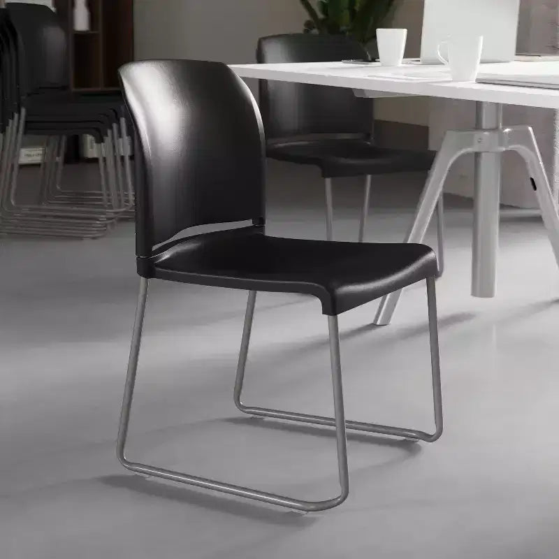 Chaise d'appoint Emma et Oliver Home and Office, dossier plein, base luge profilée et empilable