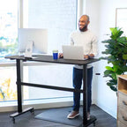 Tranzendesk Bureau Debout avec Étagère à Fixation par Pince - Poste de Travail 55 Assis-Debout avec Support Moniteur 55 - Blanc - Stand Steady