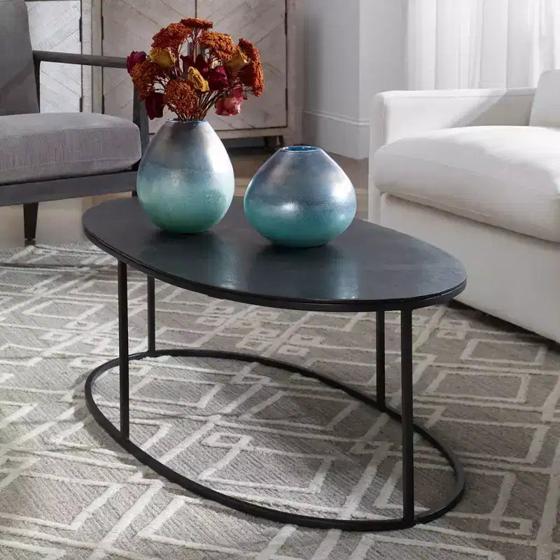 Table basse ovale industrielle moderne Uttermost en fer noir vieilli et aluminium, 122 x 61 cm, plateau antique plaqué, pour salon et chambre