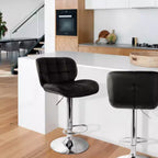 Tabouret de bar ajustable Elama 2 pièces en similicuir touffeté noir avec base chromée