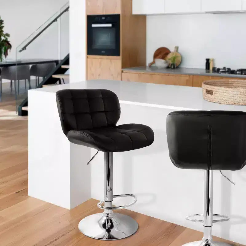 Tabouret de bar ajustable Elama 2 pièces en similicuir touffeté noir avec base chromée