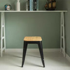 Tabouret de bar décoratif Vintiquewise pour l'intérieur et l'extérieur, en bois marron et métal noir.