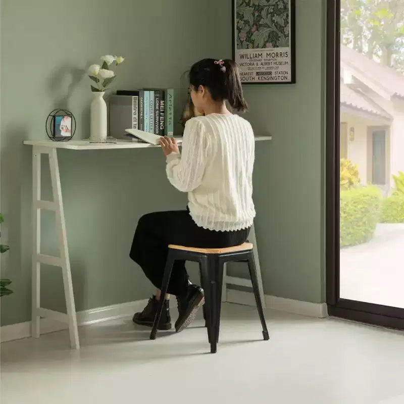 Tabouret de bar décoratif Vintiquewise pour l'intérieur et l'extérieur, en bois marron et métal noir.