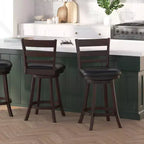 Tabouret de comptoir pivotant classique Merrick Lane 24" en bois à dossier échelle, avec assise rembourrée et repose-pieds intégré
