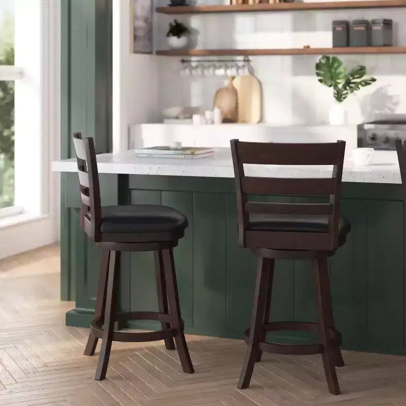 Tabouret de comptoir pivotant classique Merrick Lane 24" en bois à dossier échelle, avec assise rembourrée et repose-pieds intégré