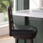 Tabouret de comptoir pivotant classique Merrick Lane 24" en bois à dossier échelle, avec assise rembourrée et repose-pieds intégré
