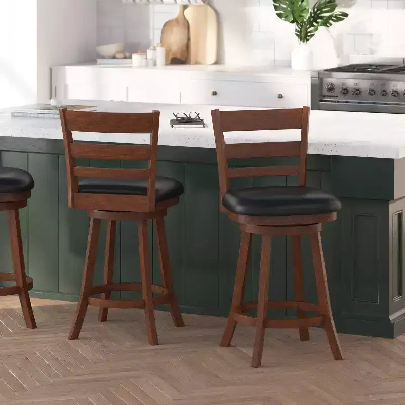 Tabouret de comptoir pivotant classique Merrick Lane 24" en bois à dossier échelle, avec assise rembourrée et repose-pieds intégré