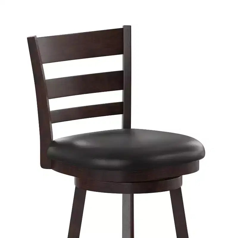 Tabouret de comptoir pivotant classique Merrick Lane 24" en bois à dossier échelle, avec assise rembourrée et repose-pieds intégré