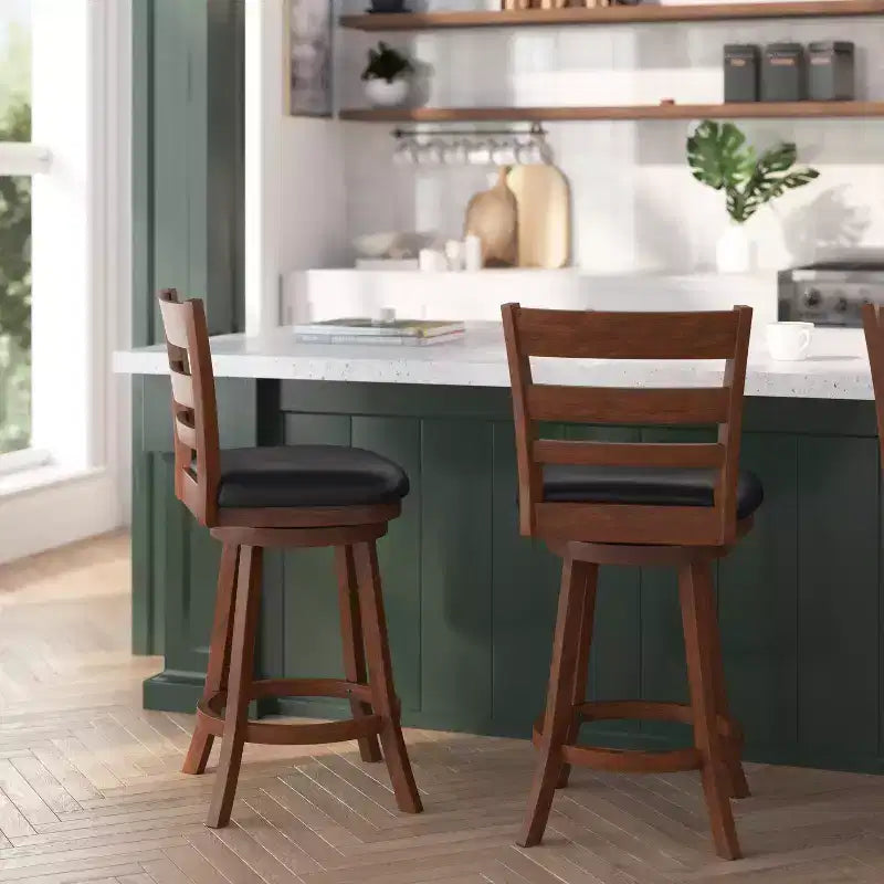 Tabouret de comptoir pivotant classique Merrick Lane 24" en bois à dossier échelle, avec assise rembourrée et repose-pieds intégré