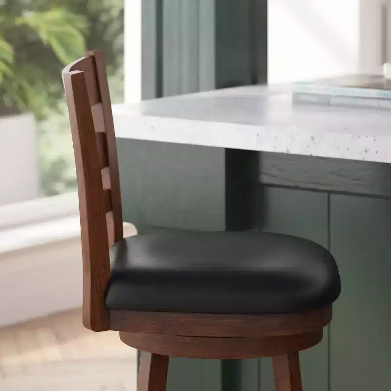 Tabouret de comptoir pivotant classique Merrick Lane 24" en bois à dossier échelle, avec assise rembourrée et repose-pieds intégré