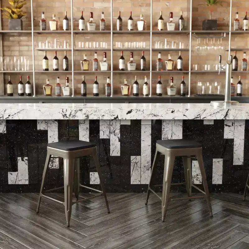 Emma et Oliver – Ensemble de quatre tabourets de bar sans dossier en métal avec sièges en résine polymère résistante aux intempéries pour usage intérieur uniquement