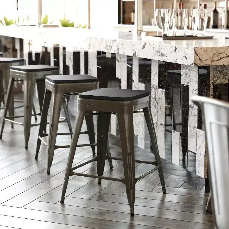 Emma et Oliver – Ensemble de quatre tabourets de bar sans dossier en métal avec sièges en résine polymère résistante aux intempéries pour usage intérieur uniquement