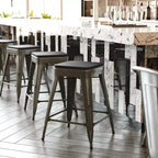Emma et Oliver – Ensemble de quatre tabourets de bar sans dossier en métal avec sièges en résine polymère résistante aux intempéries pour usage intérieur uniquement