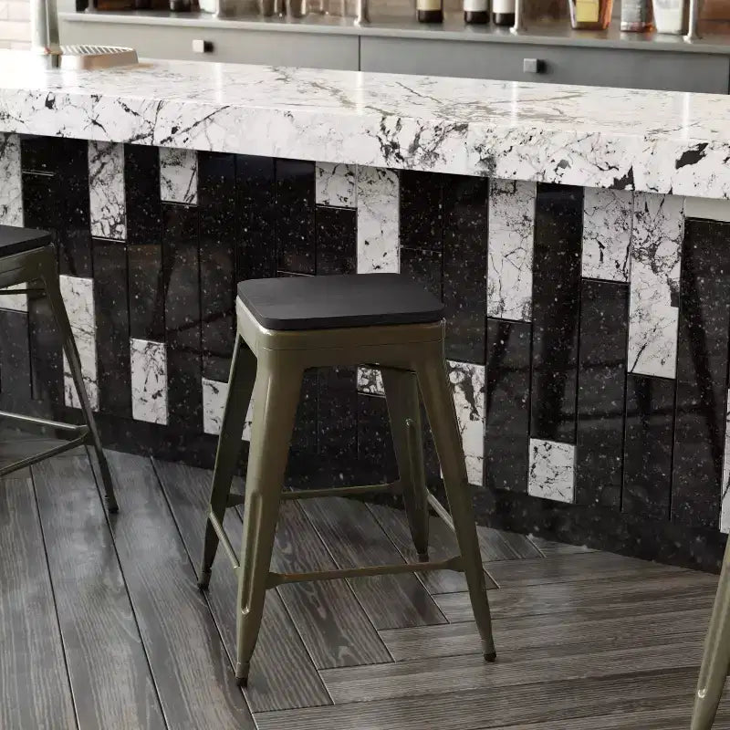 Emma et Oliver – Ensemble de quatre tabourets de bar sans dossier en métal avec sièges en résine polymère résistante aux intempéries pour usage intérieur uniquement