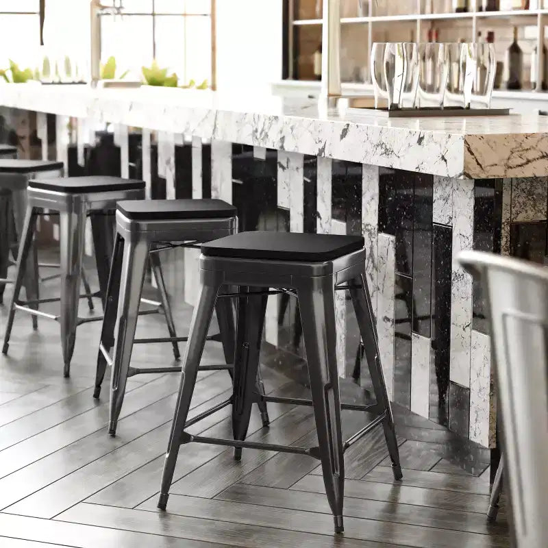 Emma et Oliver – Ensemble de quatre tabourets de bar sans dossier en métal avec sièges en résine polymère résistante aux intempéries pour usage intérieur uniquement