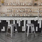 Emma et Oliver – Ensemble de quatre tabourets de bar sans dossier en métal avec sièges en résine polymère résistante aux intempéries pour usage intérieur uniquement