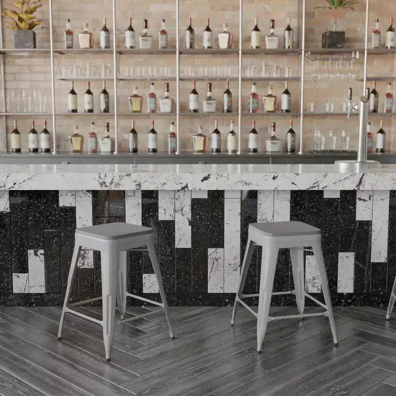 Emma et Oliver – Ensemble de quatre tabourets de bar sans dossier en métal avec sièges en résine polymère résistante aux intempéries pour usage intérieur uniquement