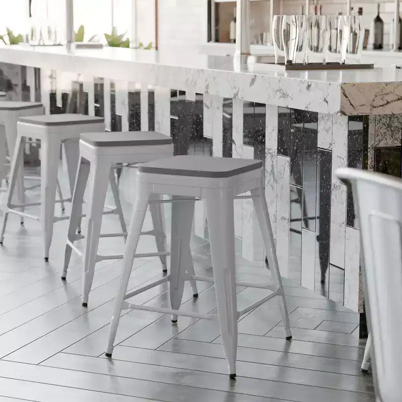 Emma et Oliver – Ensemble de quatre tabourets de bar sans dossier en métal avec sièges en résine polymère résistante aux intempéries pour usage intérieur uniquement