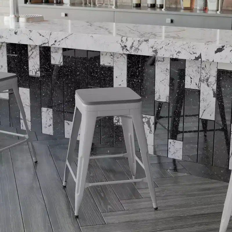 Emma et Oliver – Ensemble de quatre tabourets de bar sans dossier en métal avec sièges en résine polymère résistante aux intempéries pour usage intérieur uniquement