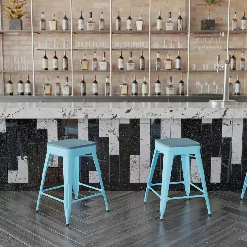 Emma et Oliver – Ensemble de quatre tabourets de bar sans dossier en métal avec sièges en résine polymère résistante aux intempéries pour usage intérieur uniquement