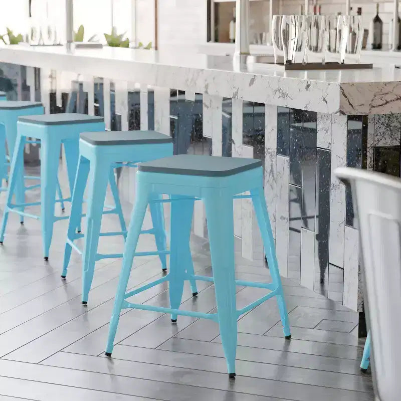 Emma et Oliver – Ensemble de quatre tabourets de bar sans dossier en métal avec sièges en résine polymère résistante aux intempéries pour usage intérieur uniquement