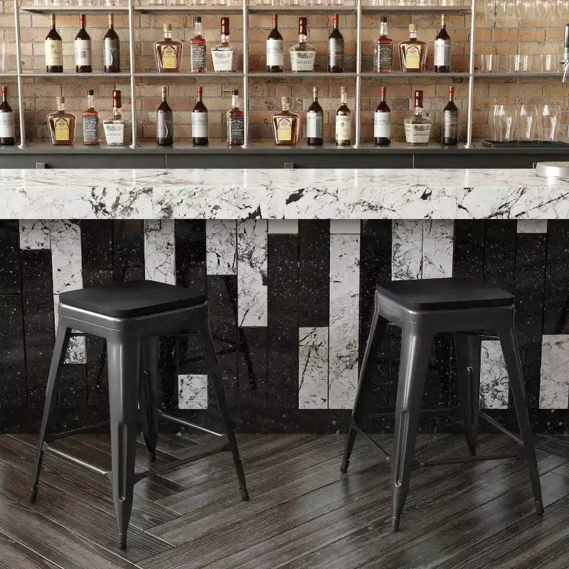 Emma et Oliver – Ensemble de quatre tabourets de bar sans dossier en métal avec sièges en résine polymère résistante aux intempéries pour usage intérieur uniquement