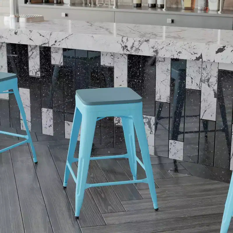 Emma et Oliver – Ensemble de quatre tabourets de bar sans dossier en métal avec sièges en résine polymère résistante aux intempéries pour usage intérieur uniquement