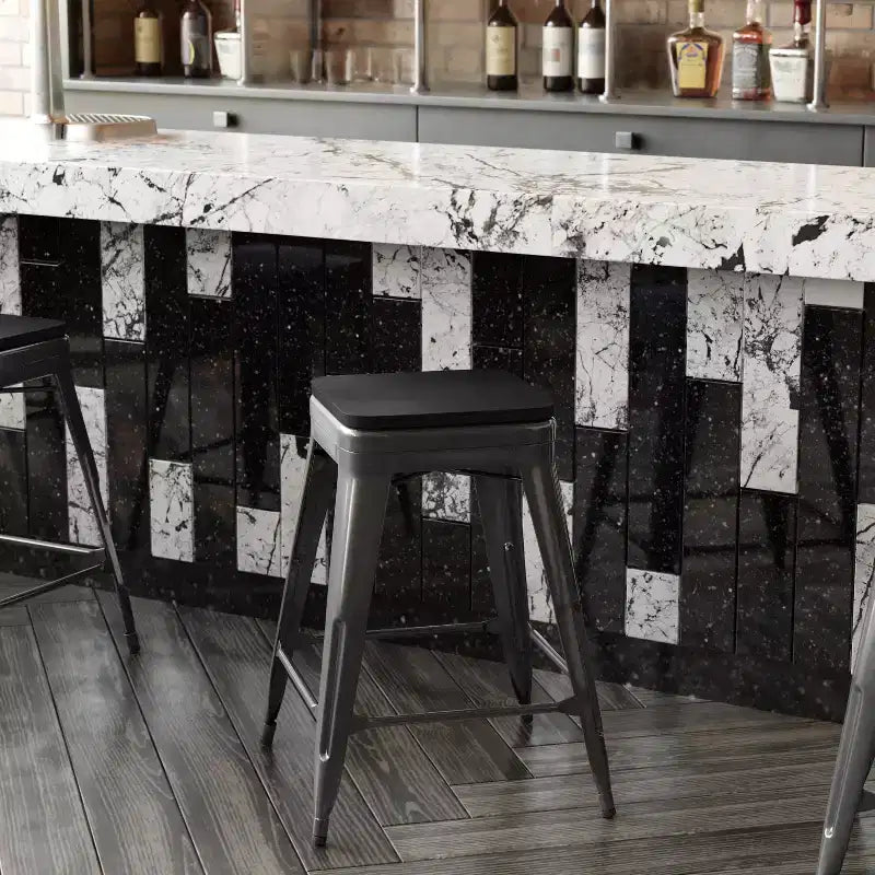 Emma et Oliver – Ensemble de quatre tabourets de bar sans dossier en métal avec sièges en résine polymère résistante aux intempéries pour usage intérieur uniquement