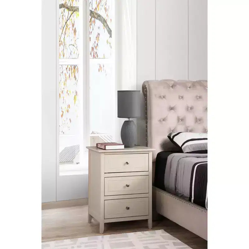 Table de chevet à 3 tiroirs Daniel Passion Furniture (63,5 cm H x 48,26 cm L x 38,1 cm P)
