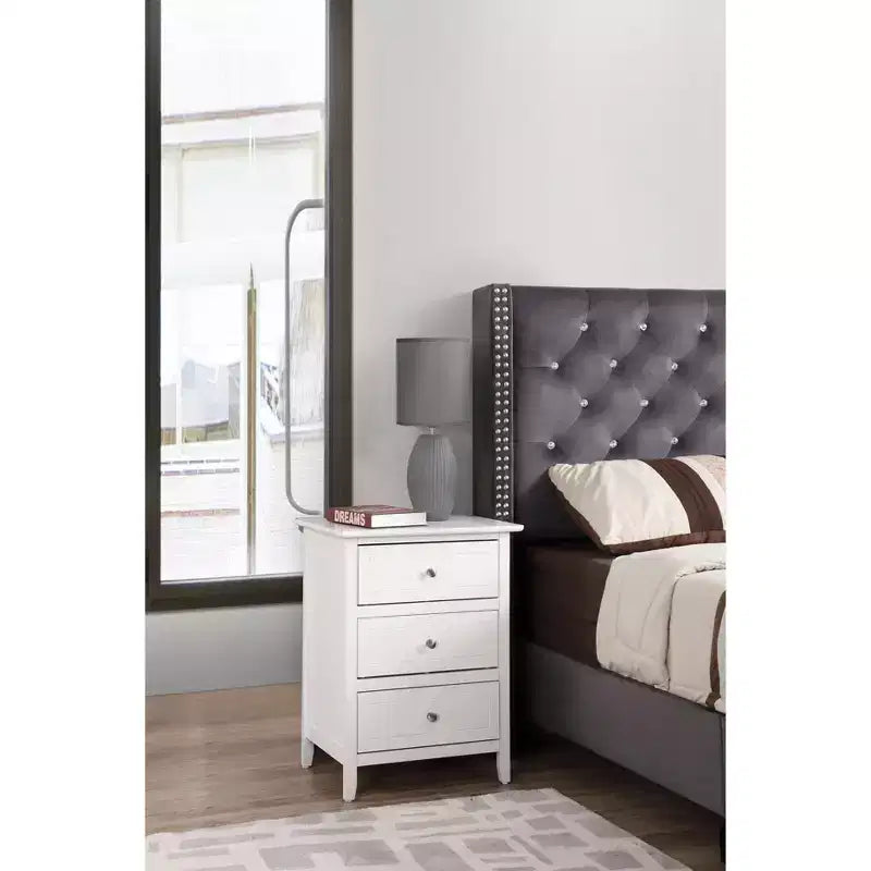 Table de chevet à 3 tiroirs Daniel Passion Furniture (63,5 cm H x 48,26 cm L x 38,1 cm P)
