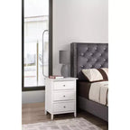 Table de chevet à 3 tiroirs Daniel Passion Furniture (63,5 cm H x 48,26 cm L x 38,1 cm P)