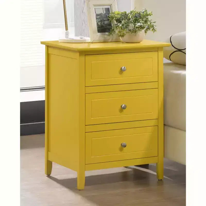 Table de chevet à 3 tiroirs Daniel Passion Furniture (63,5 cm H x 48,26 cm L x 38,1 cm P)