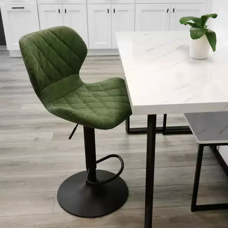 Tabouret de bar réglable Elama Vintage en similicuir vert avec base noire