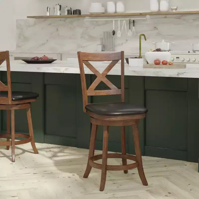 Tabouret de bar Emma et Oliver de style pub avec dossier en bois croisé et siège pivotant rembourré en similicuir