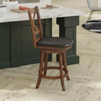 Tabouret de bar Emma et Oliver de style pub avec dossier en bois croisé et siège pivotant rembourré en similicuir