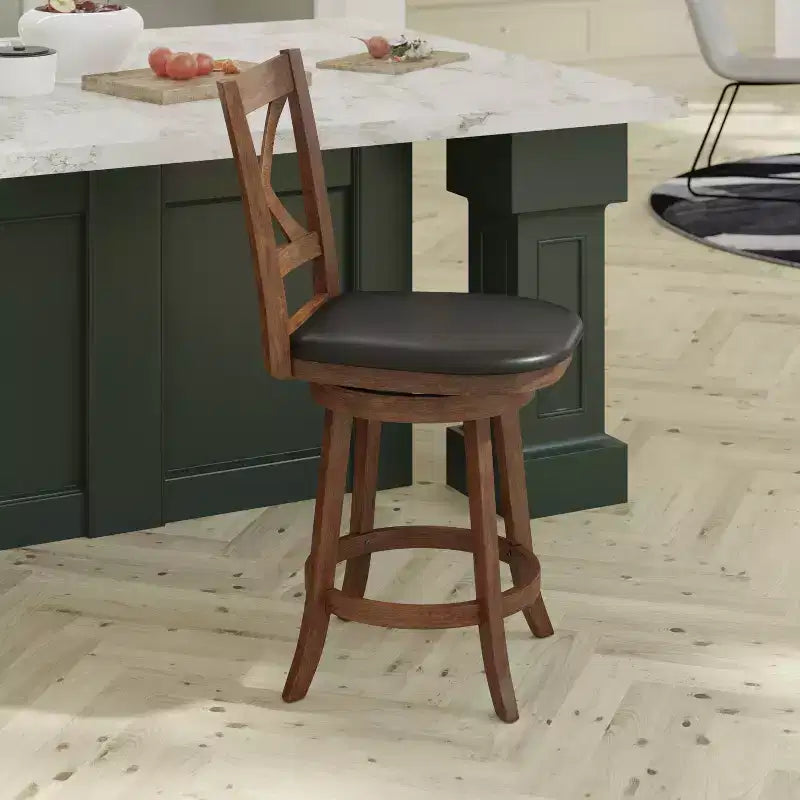 Tabouret de bar Emma et Oliver de style pub avec dossier en bois croisé et siège pivotant rembourré en similicuir