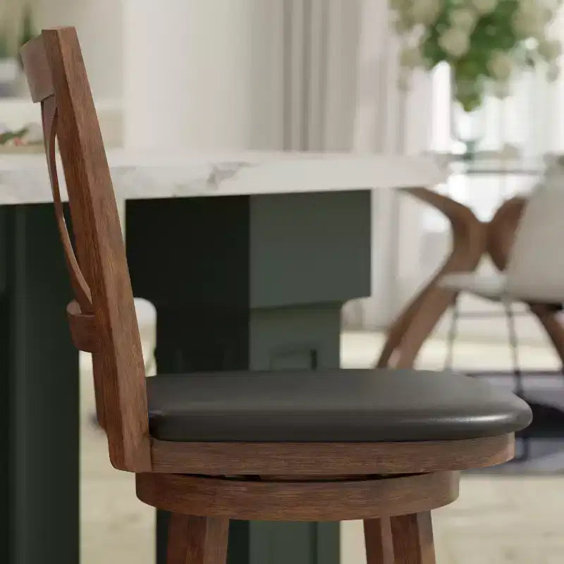 Tabouret de bar Emma et Oliver de style pub avec dossier en bois croisé et siège pivotant rembourré en similicuir